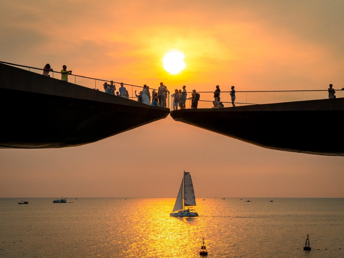 Chiêm ngưỡng khung cảnh hoàng hôn lãng mạn tại Cầu Hôn