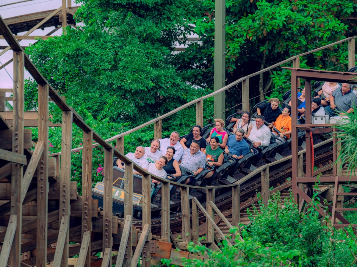 Du khách dành thời gian trải nghiệm những trò chơi thú vị tại Sun World Hon Thom