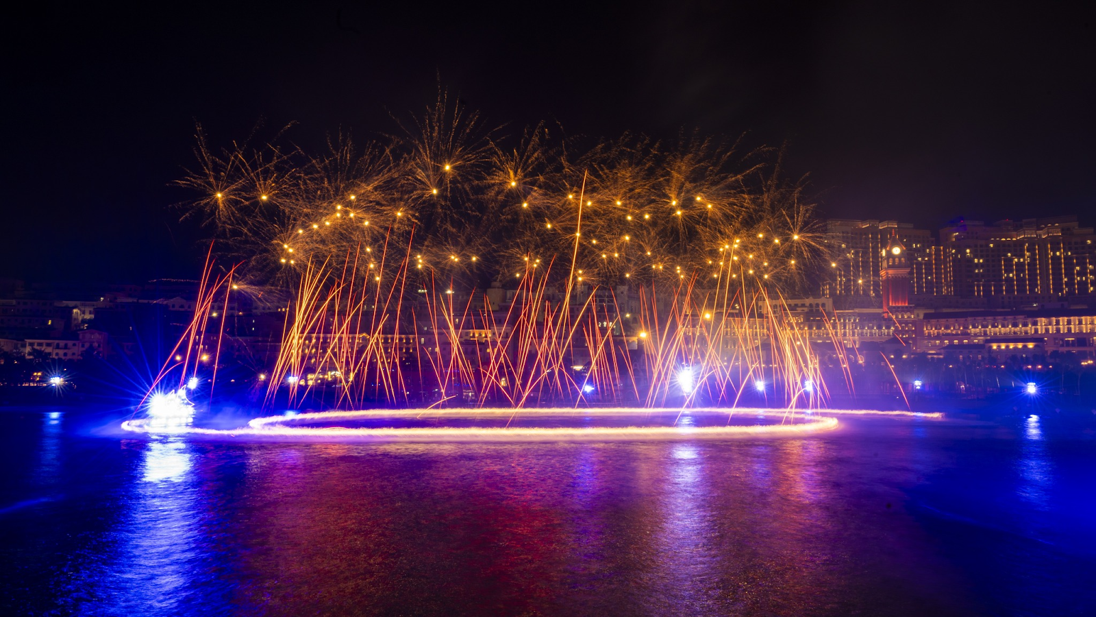 Buổi tối là thời điểm lý tưởng để thưởng thức show diễn nghệ thuật tại Thị trấn Hoàng Hôn