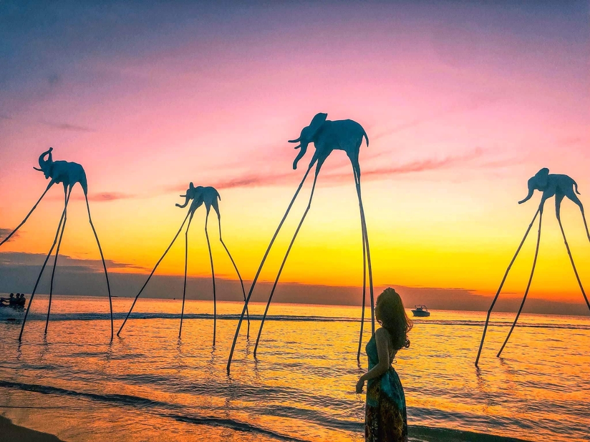 Đắm mình trong khung cảnh hoàng hôn tuyệt đẹp tại Bãi Trường