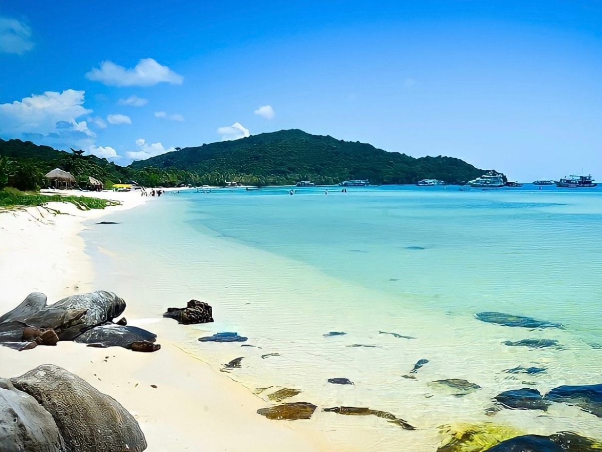 Bãi Ông Lang sở hữu cảnh quan yên bình và tĩnh lặng