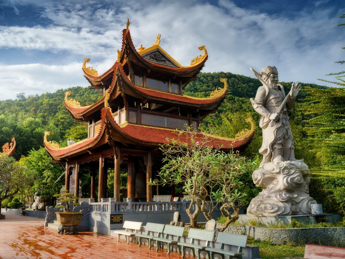 Chiêm bái và cầu bình an tại ngôi chùa Hộ Quốc linh thiêng