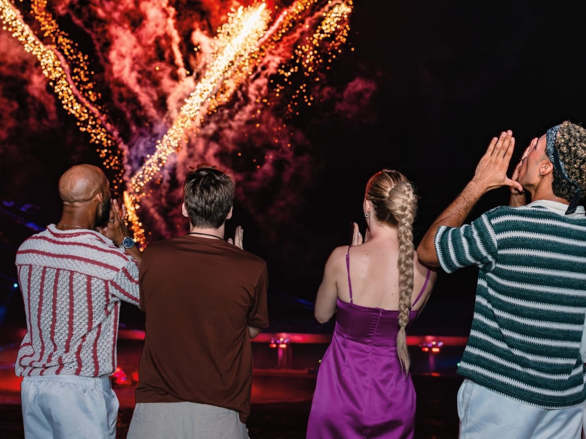 Du khách thích thú với những màn trình diễn đặc sắc tại Thị trấn Hoàng Hôn