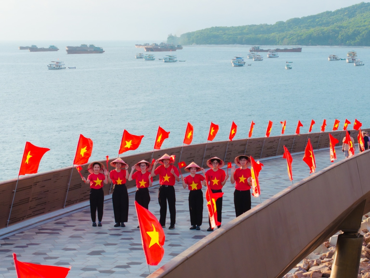 Cờ đỏ sao vàng được trang trí dọc khắp Cầu Hôn