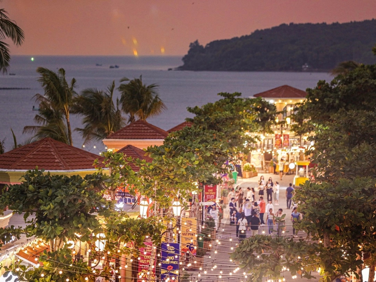 Trải nghiệm mua sắm và đi dạo tại chợ đêm Vui Phết