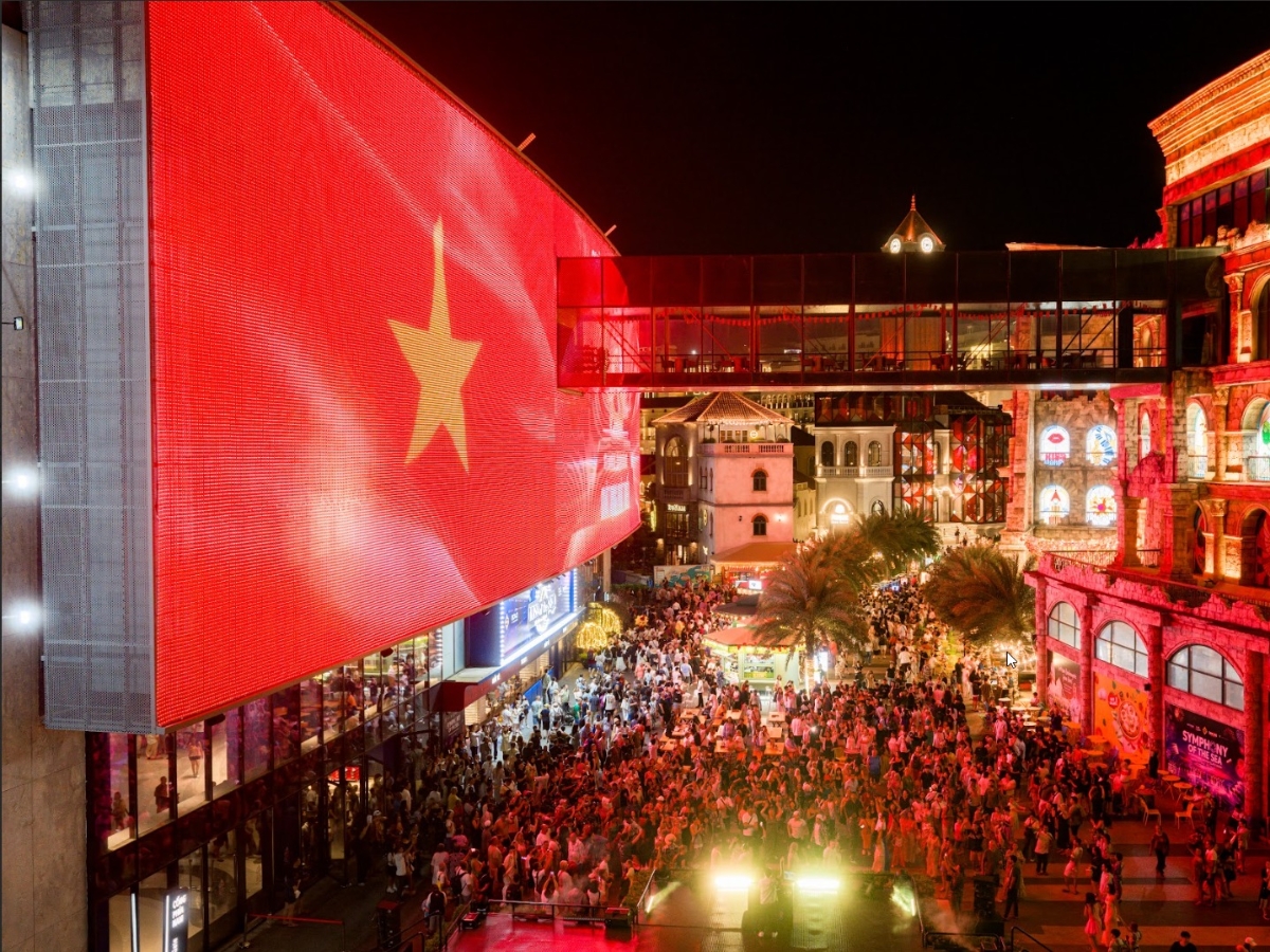 Thị trấn Hoàng Hôn vào dịp 30/4 trở nên đông vui và nhộn nhịp hơn