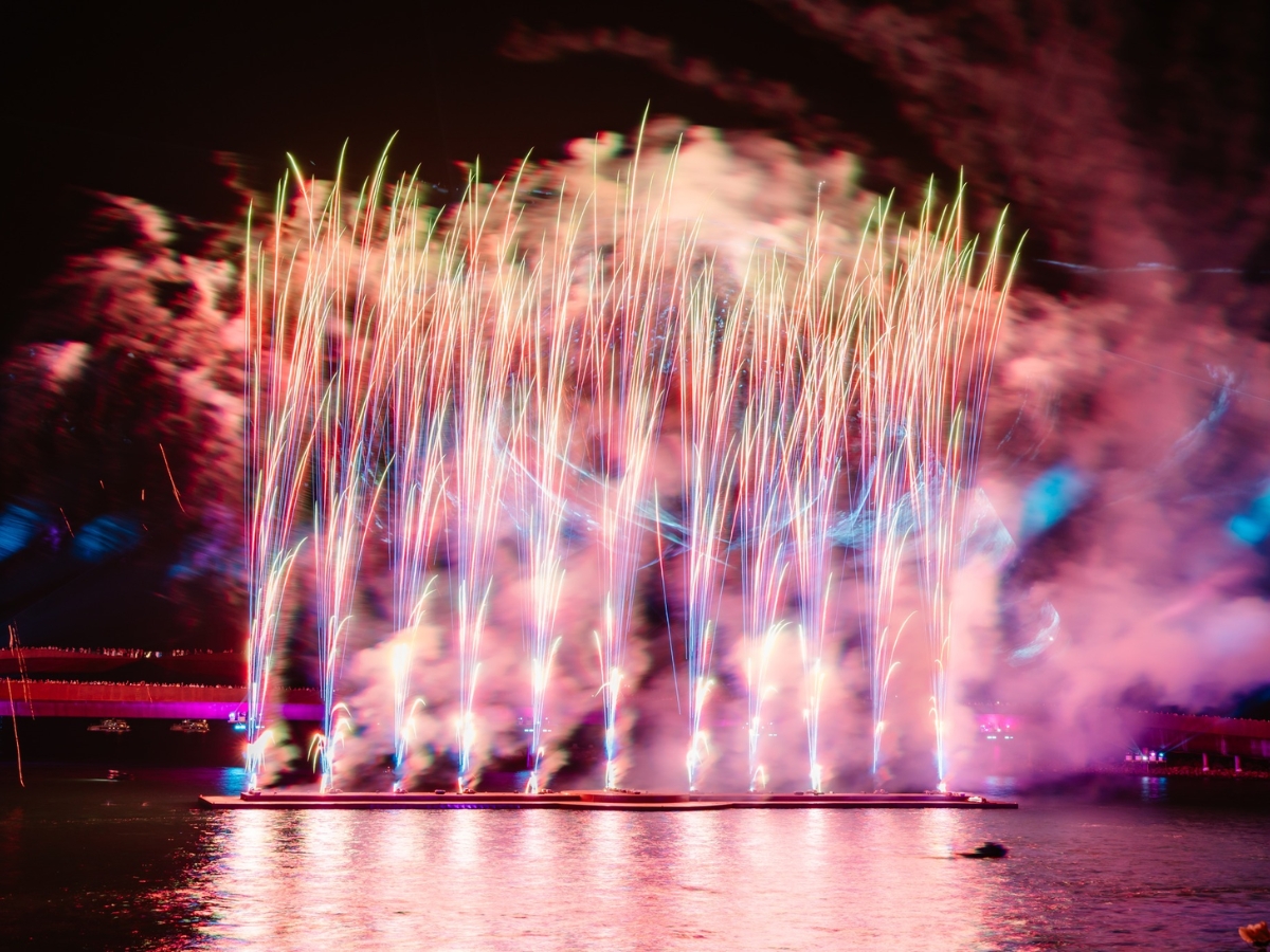 Màn pháo hoa rực rỡ, hoành tráng tại Thị trấn Hoàng Hôn