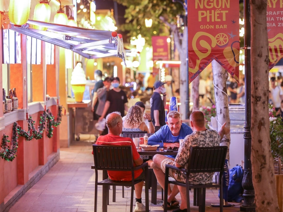 Thưởng thức ẩm thực tại chợ đêm Vui Phết và tận hưởng không khí nhộn nhịp