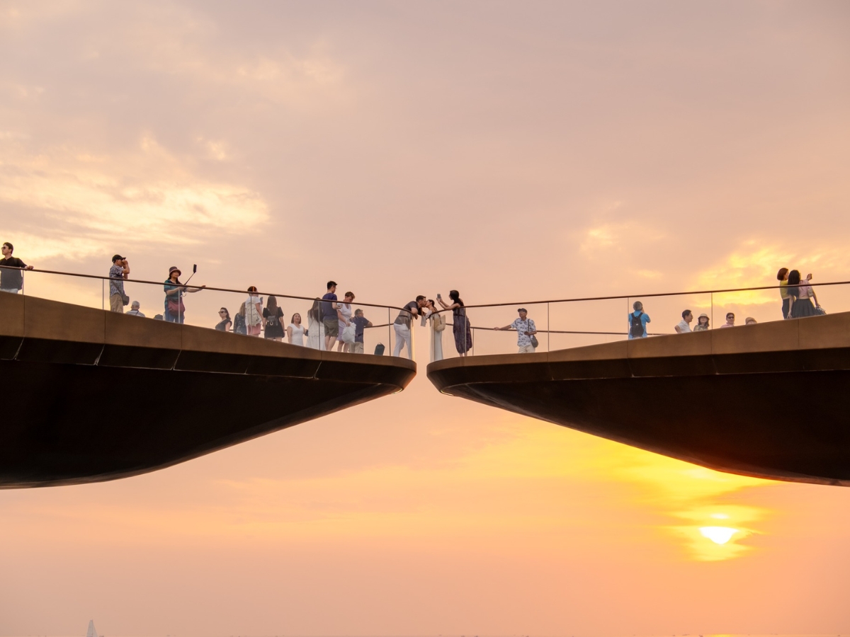 Trải nghiệm ngắm hoàng hôn lãng mạn tại Cầu Hôn