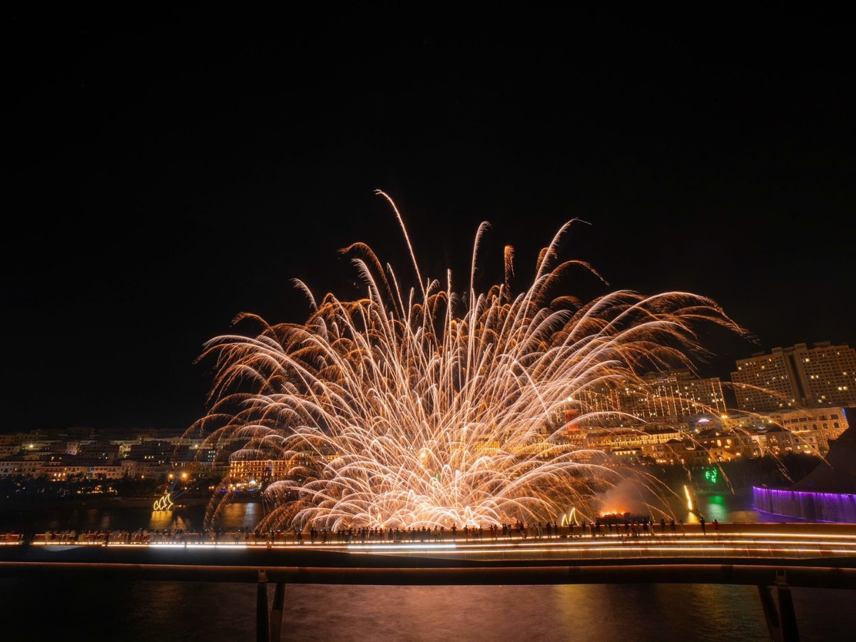 Những màn pháo hoa rực rỡ trong show diễn nghệ thuật tại Thị trấn Hoàng Hôn