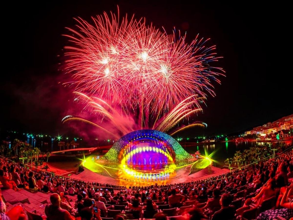 Thưởng thức show Nụ hôn của biển cả và xem pháo hoa rực rỡ