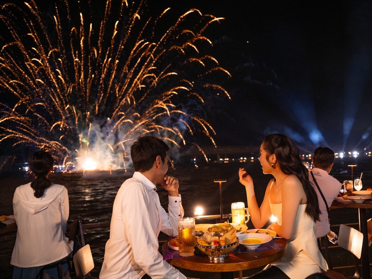 View xem pháo hoa từ nhà hàng Sun Bavaria GastroPub