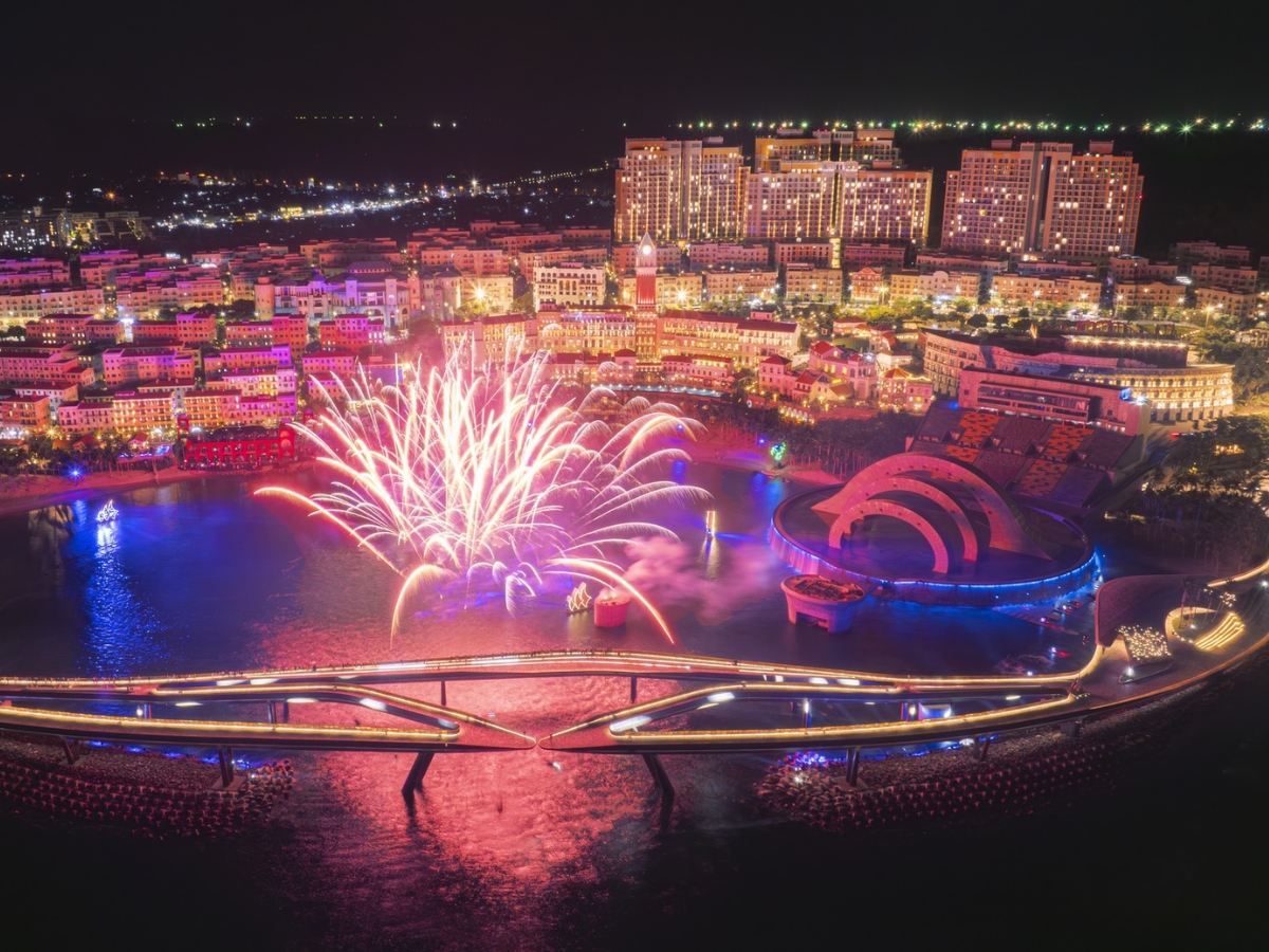 Di chuyển đến địa điểm xem pháo hoa từ sớm để chọn được vị trí đẹp