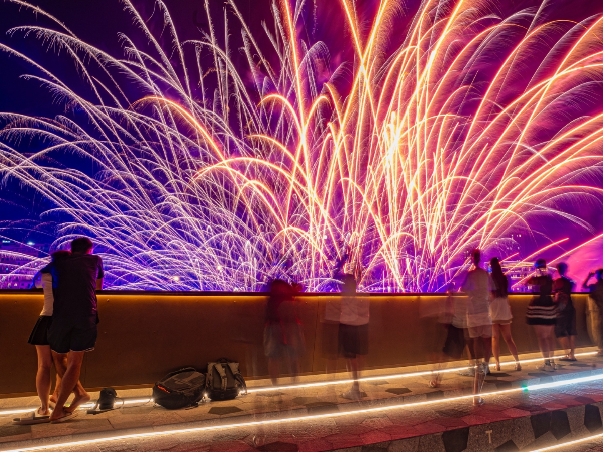 View xem pháo hoa từ Cầu Hôn