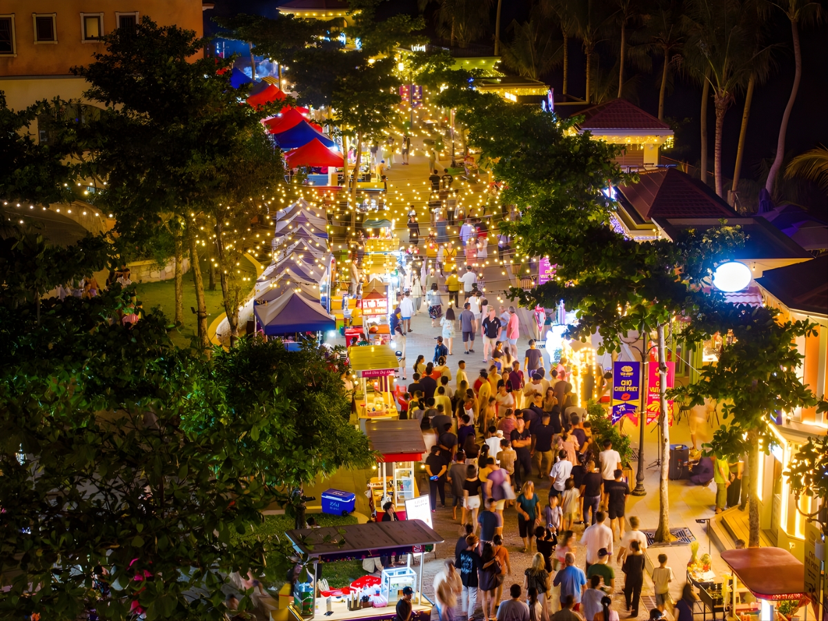 Chợ đêm Vui Phết tọa lạc trong Thị trấn Hoàng Hôn, rất thuận tiện để di chuyển đến bằng xe bus