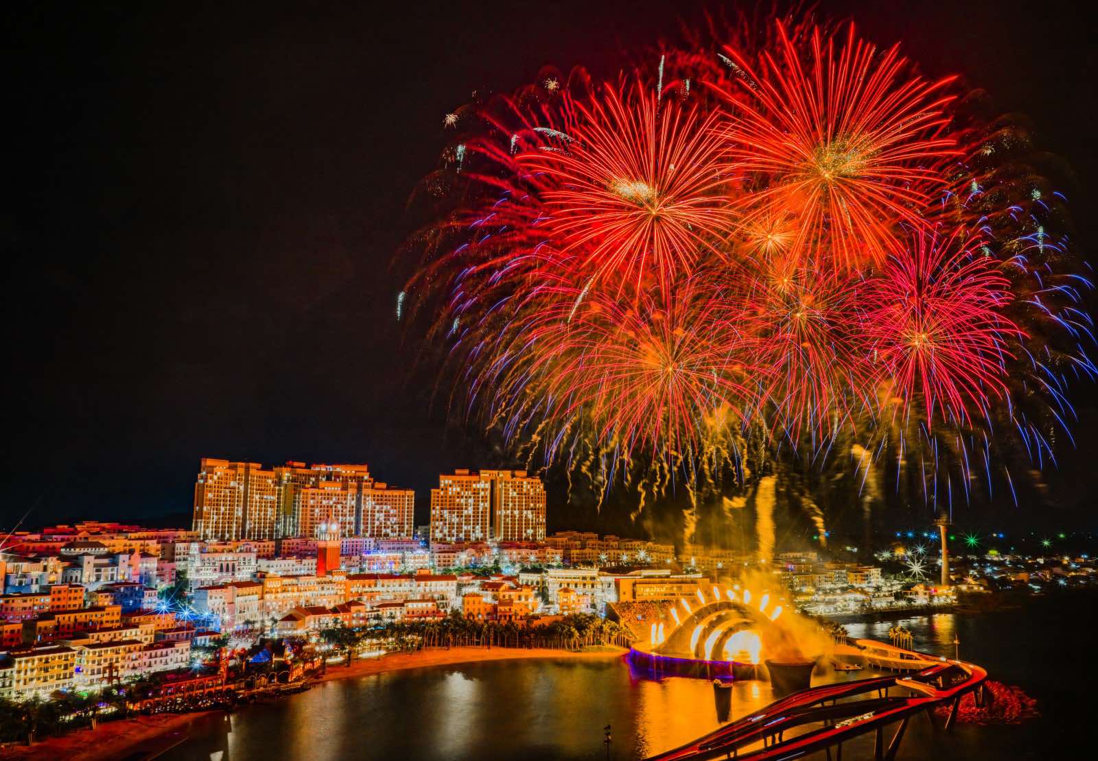 Kiến trúc trở thành sân khấu cho lễ hội và pháo hoa bừng sáng quanh năm