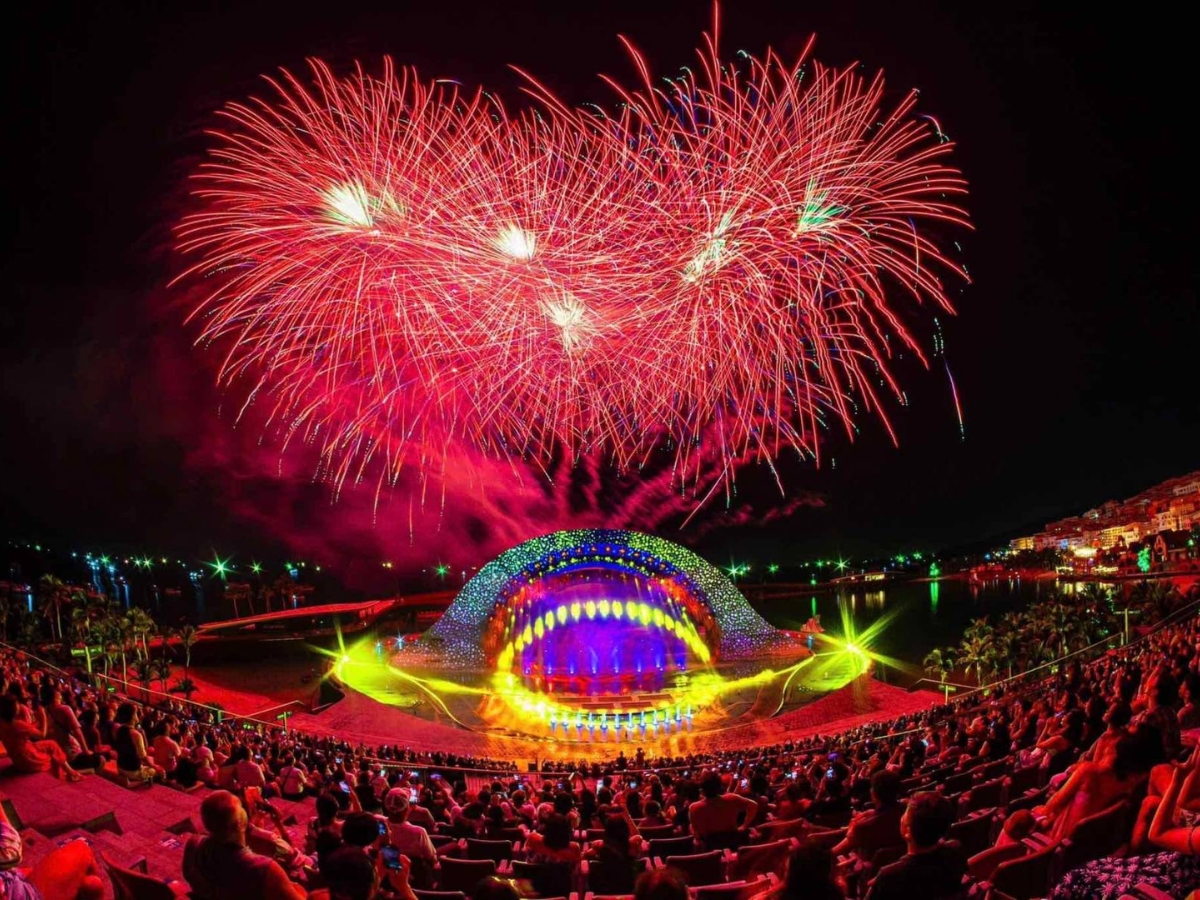 Show Nụ hôn của biển cả – Kiss of The Sea là show diễn nghệ thuật đỉnh cao được tổ chức tại Thị trấn Hoàng Hôn