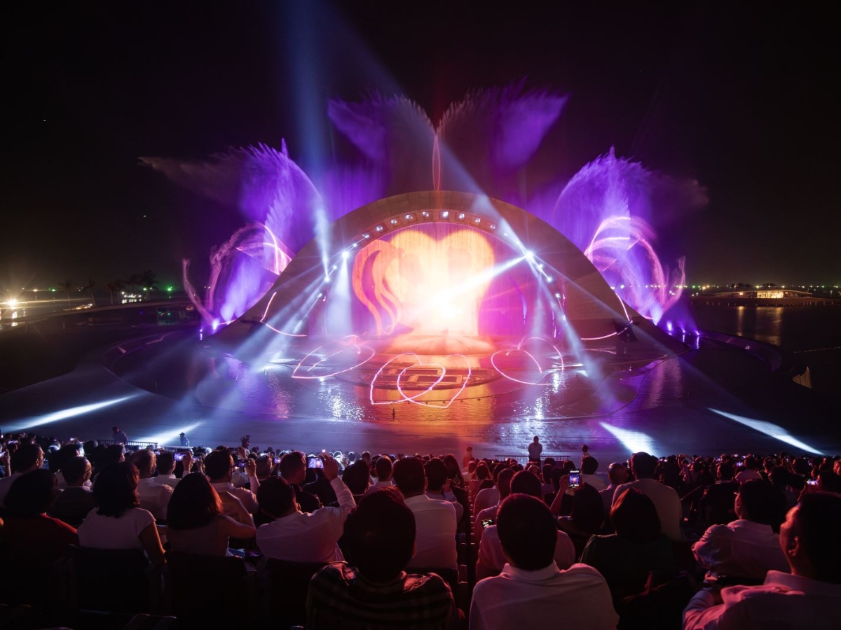 Show diễn được trình diễn vào lúc 21h00 mỗi ngày, trừ ngày thứ Ba