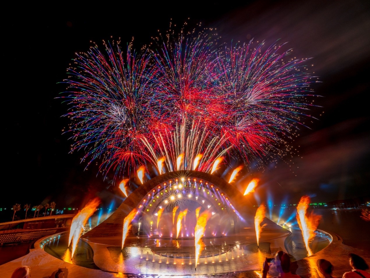 Màn trình diễn pháo hoa đỉnh cao khép lại show diễn Nụ hôn của biển cả