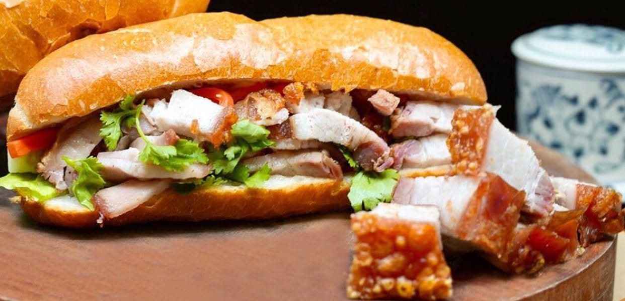 Bánh mì heo quay với nhân thịt đầy đặn và đậm đà