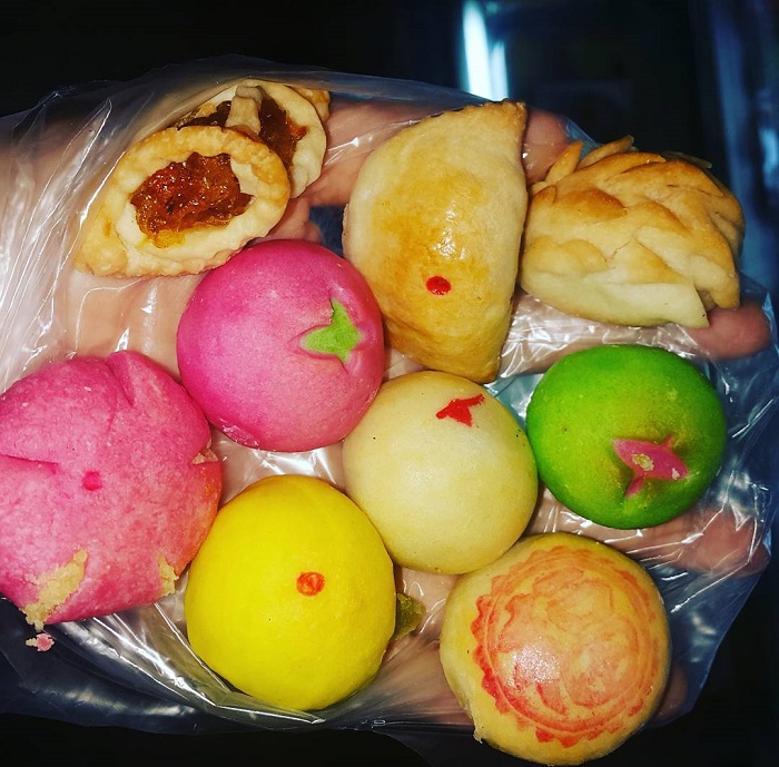 Những chiếc bánh khéo được nặn thủ công tại cửa hàng Thu Hiền