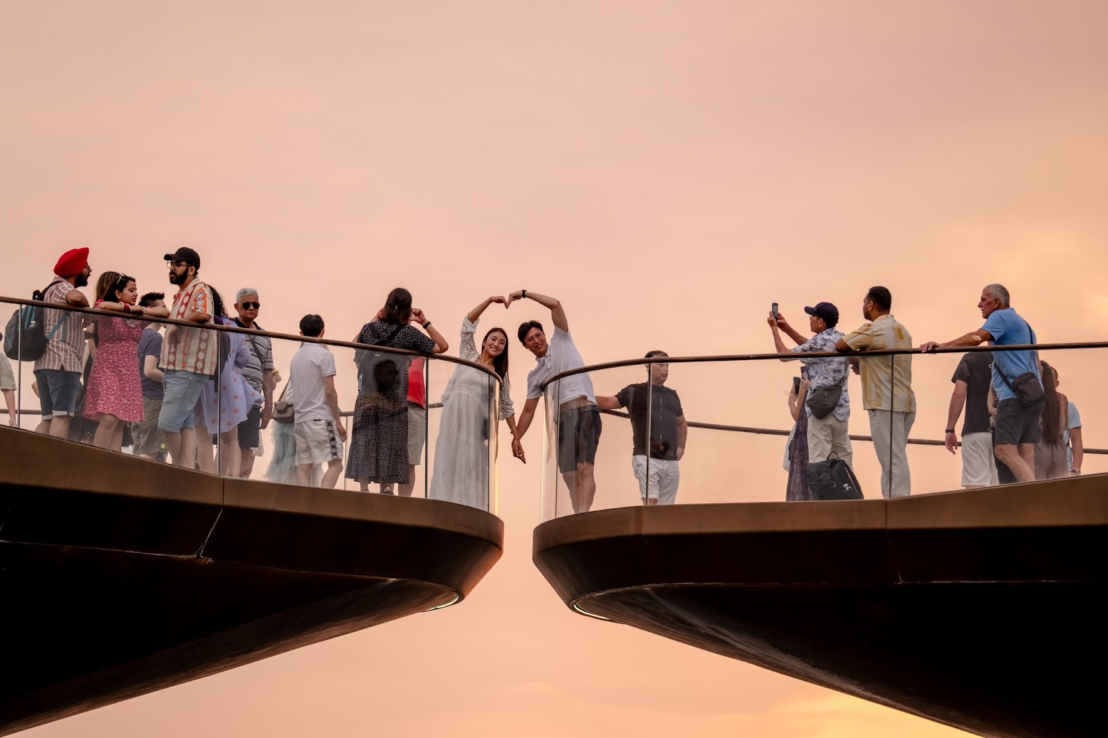 Du khách check-in tại Cầu Hôn