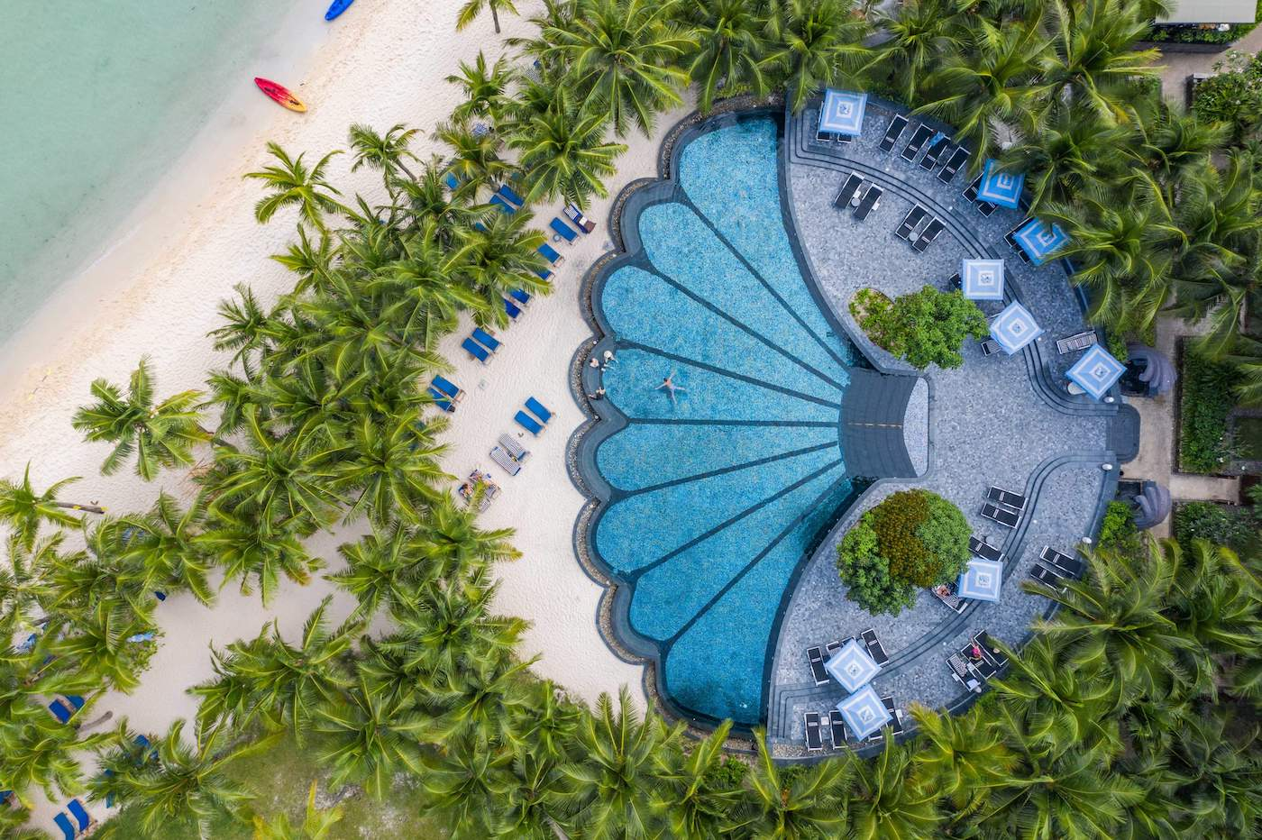 Hồ bơi vỏ sò là điểm đến thư giãn được nhiều du khách yêu thích