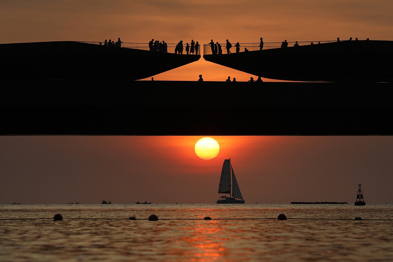 Khoảnh khắc lãng mạn trên Cầu Hôn