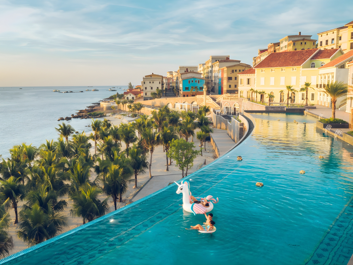 Đắm mình trong làn nước mát và tận hưởng những phút giây thư giãn tại hồ bơi vô cực