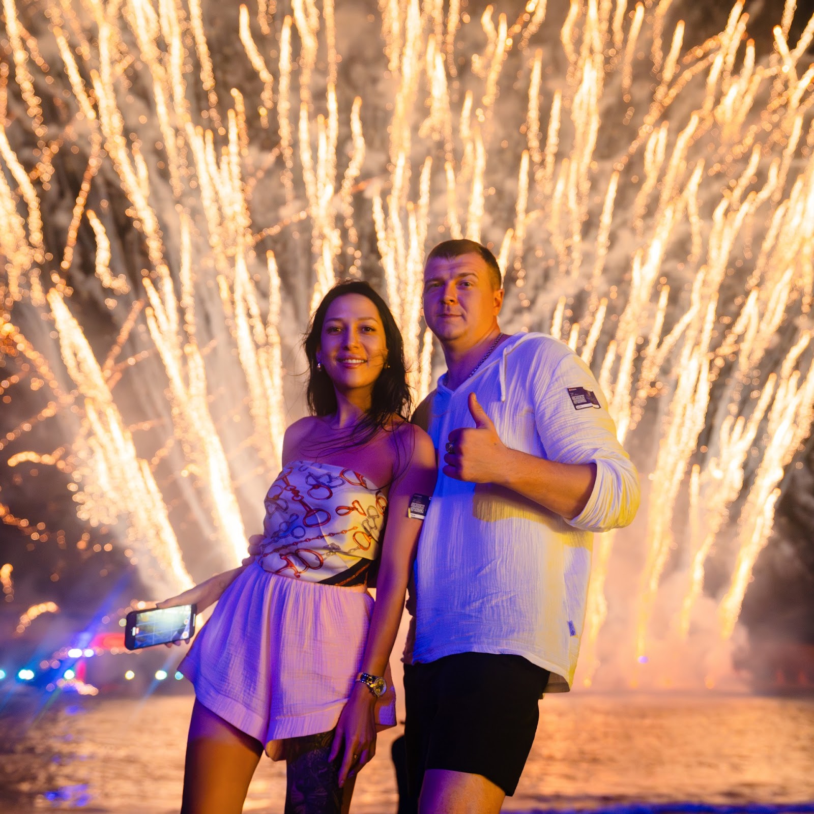 Du khách check-in với bầu trời pháo hoa của show Symphony of the Sea