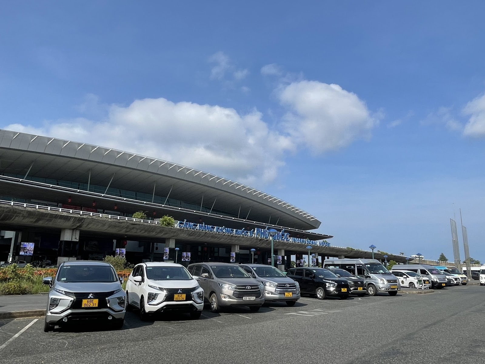 Du khách có thể dễ dàng bắt taxi tại sân bay và di chuyển đến La Festa Phu Quoc, Curio Collection by Hilton