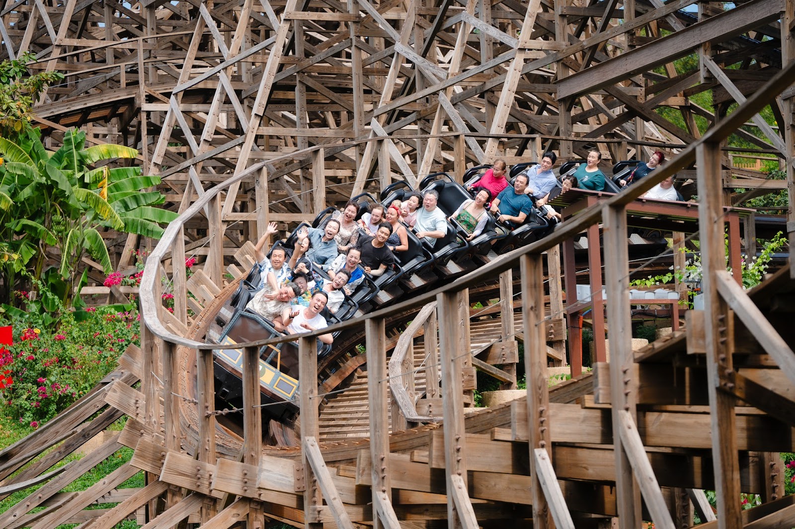 Du khách thử sức với trò chơi Mộc xà thịnh nộ