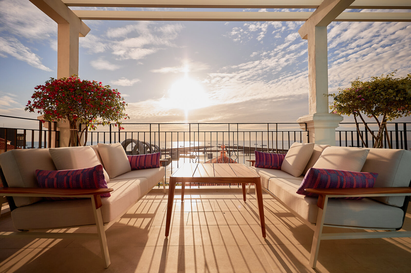 La Festa Phu Quoc, Curio Collection by Hilton với vị trí đắc địa nhìn thẳng ra Cầu Hôn