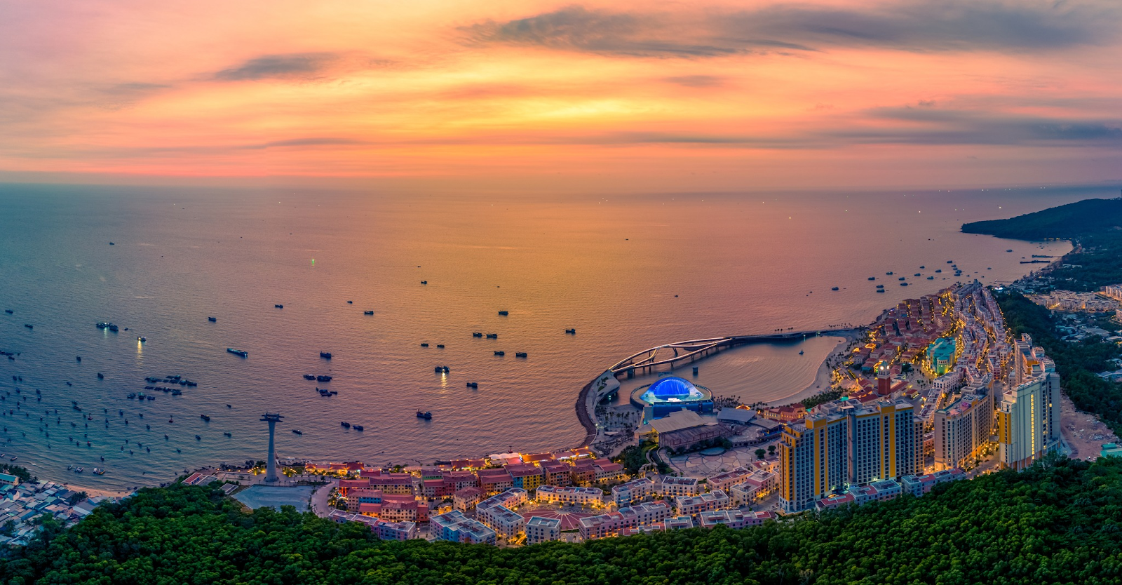 Hoàng hôn lãng mạn tại Sunset Town