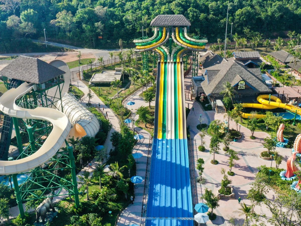 Những đường trượt nước thú vị tại công viên nước Aquatopia