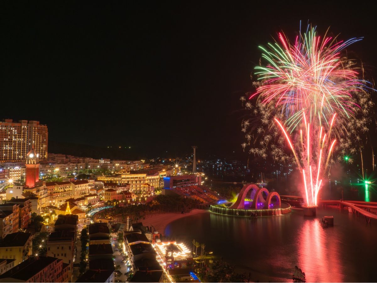 Pháo hoa rực rỡ của show Kiss of the Sea