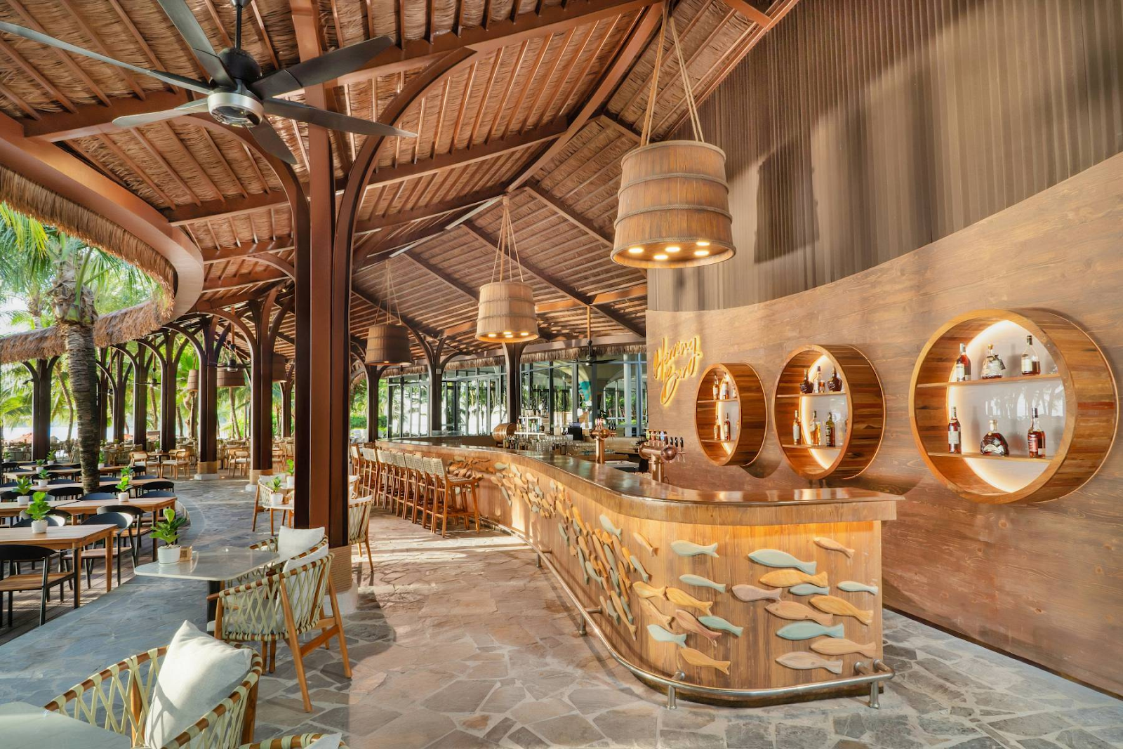 Không gian sang trọng, thoáng đãng của Herring Bar
