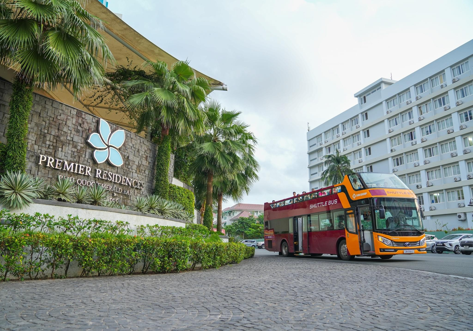 Du khách có thể di chuyển tiện lợi bằng xe bus miễn phí của Sun World Hon Thom