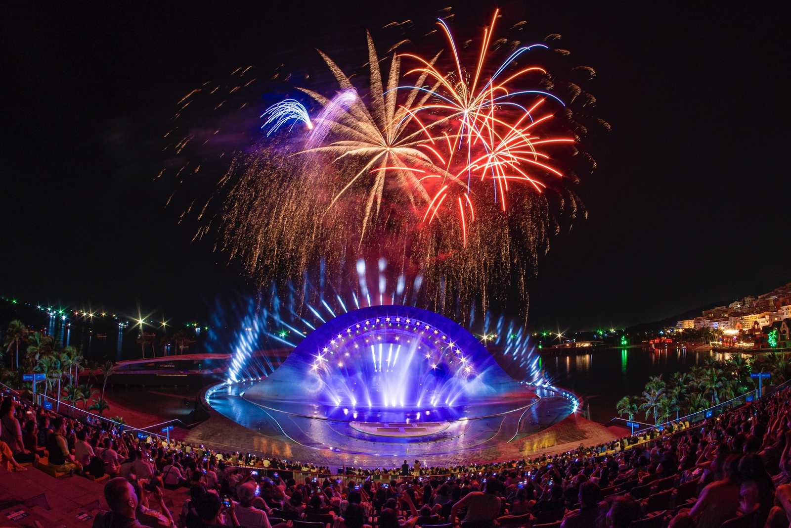 Màn pháo hoa rực rỡ của show Nụ hôn của biển cả - Kiss of the Sea