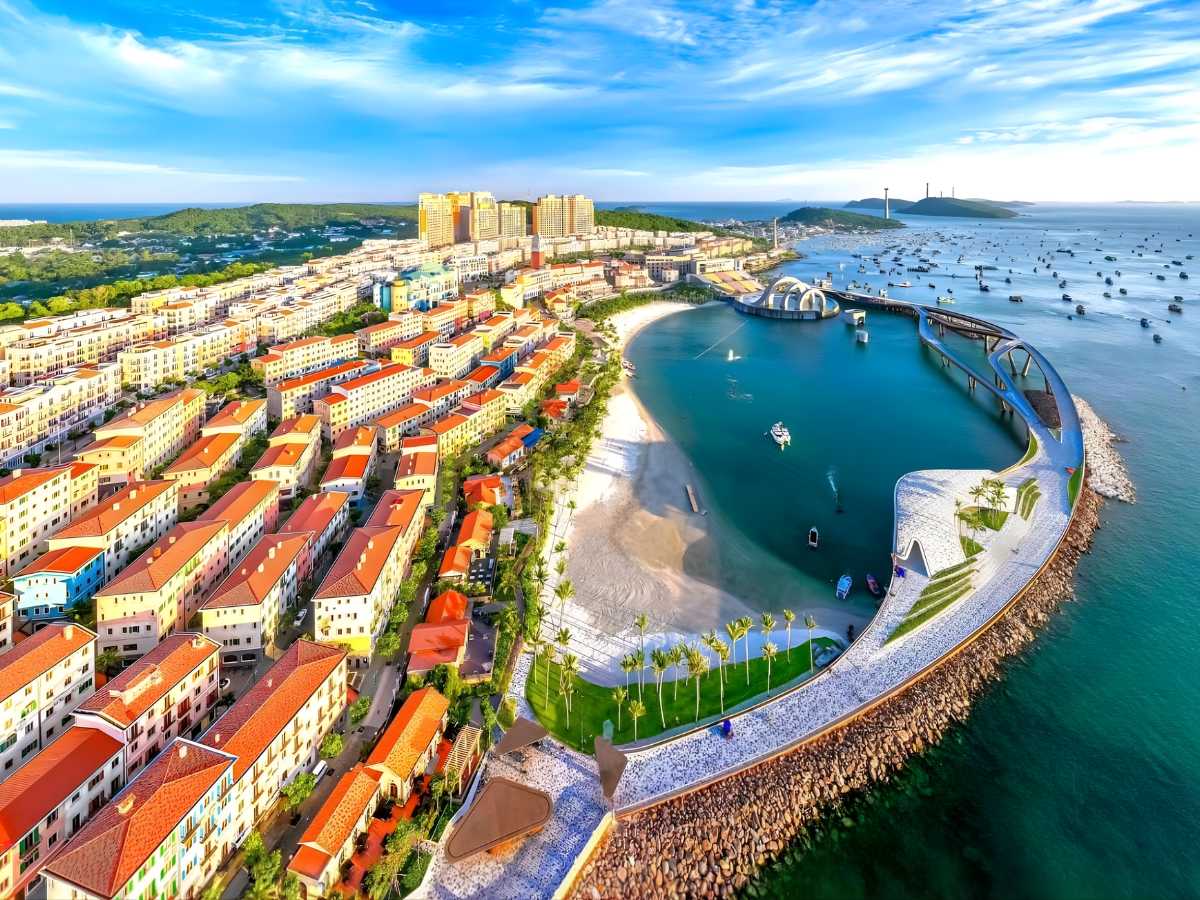 Thị trấn Hoàng Hôn mang phong cách kiến trúc Địa Trung Hải, tạo nên không gian dạo chơi ven biển giàu tính thẩm mỹ