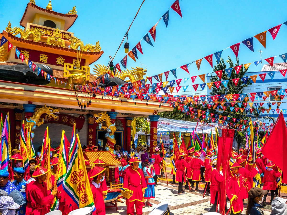 Hòa mình vào không khí lễ hội rộn ràng tại Lăng Ông Nam Hải