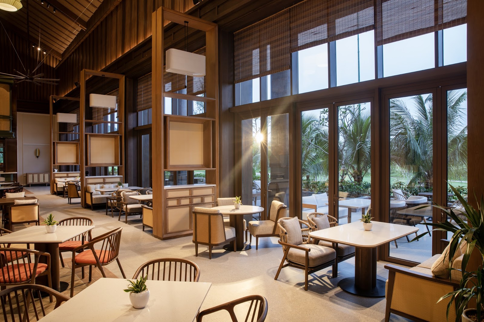 Nhà hàng CoCo có kiến trúc lấy cảm hứng từ cung đình Huế