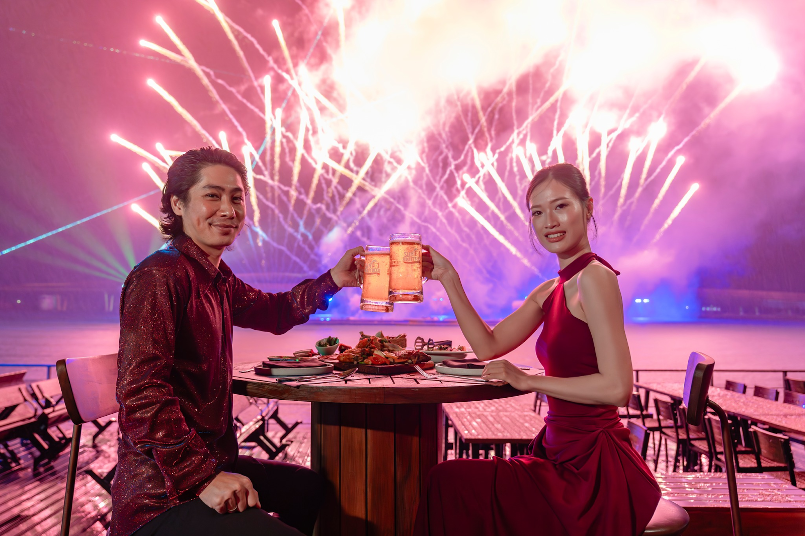 Du khách thưởng thức bữa tối lãng mạn tại nhà hàng Sun Bravia GastroPub