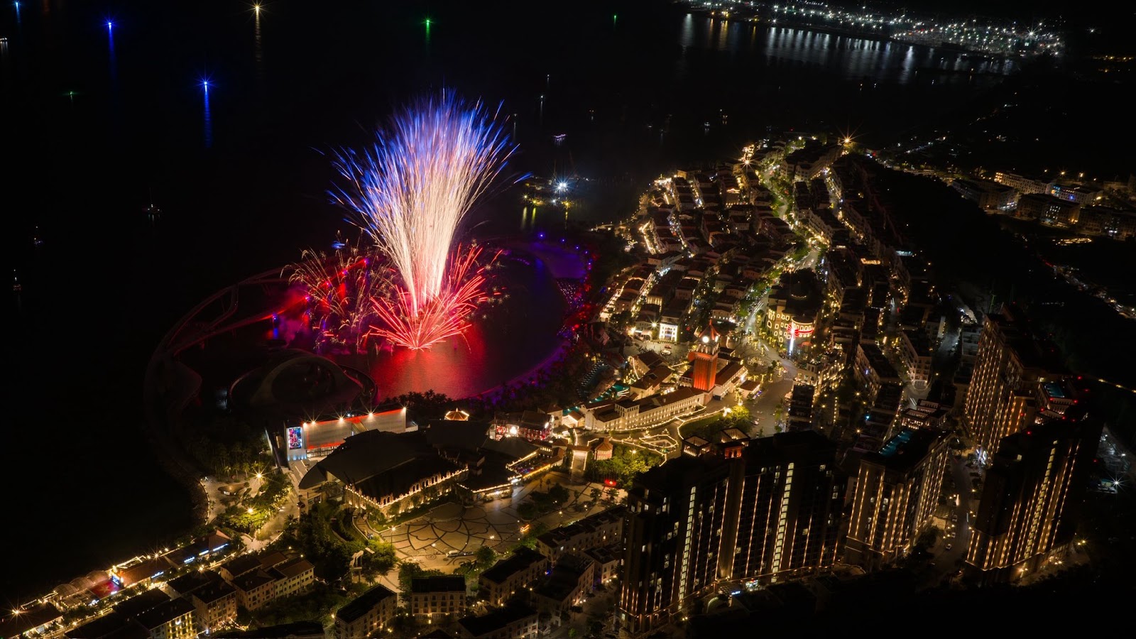 Pháo hoa rực rỡ của show Bản giao hưởng đại dương