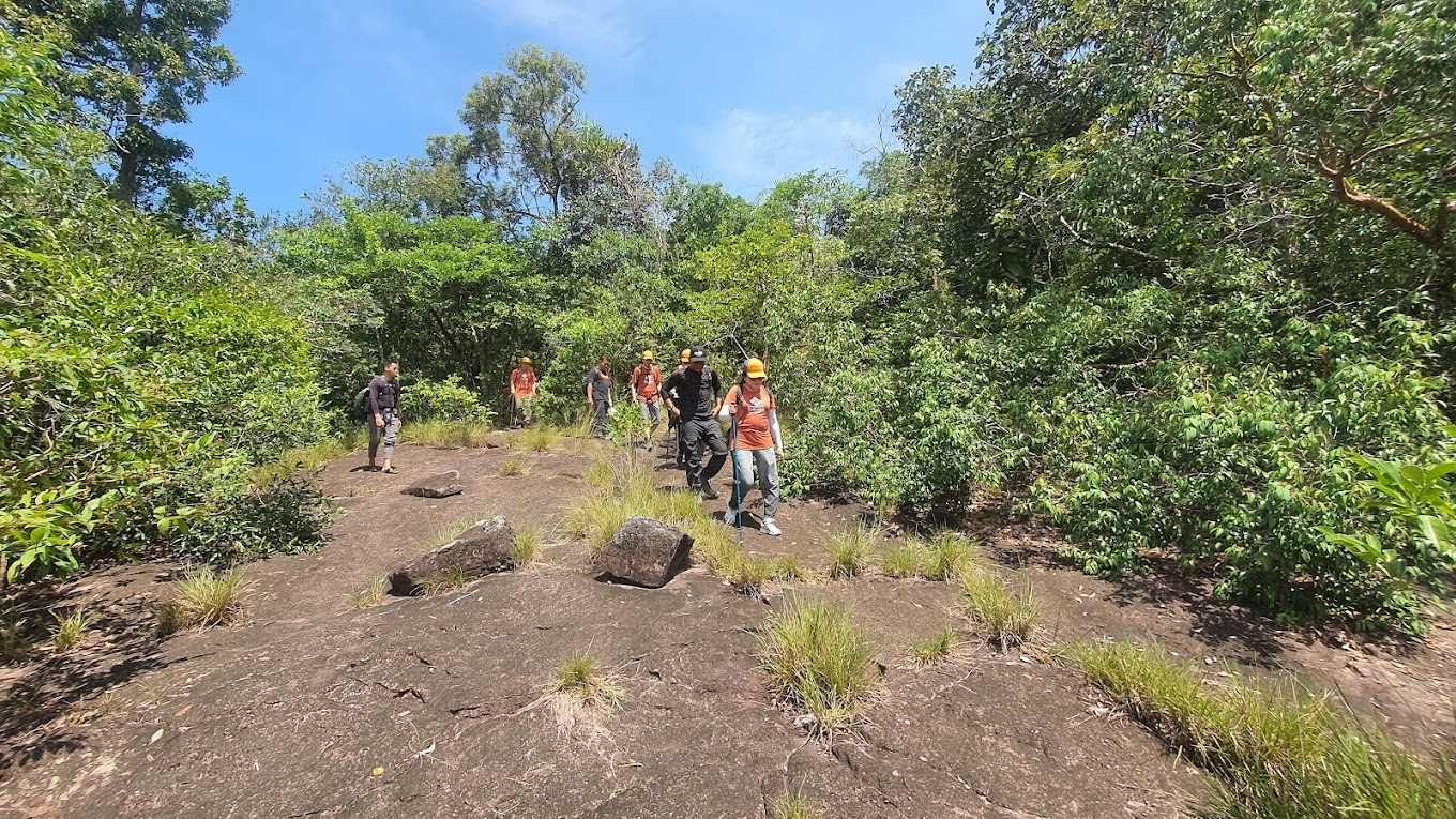 Du khách trải nghiệm trekking đến suối Tiên Phú Quốc