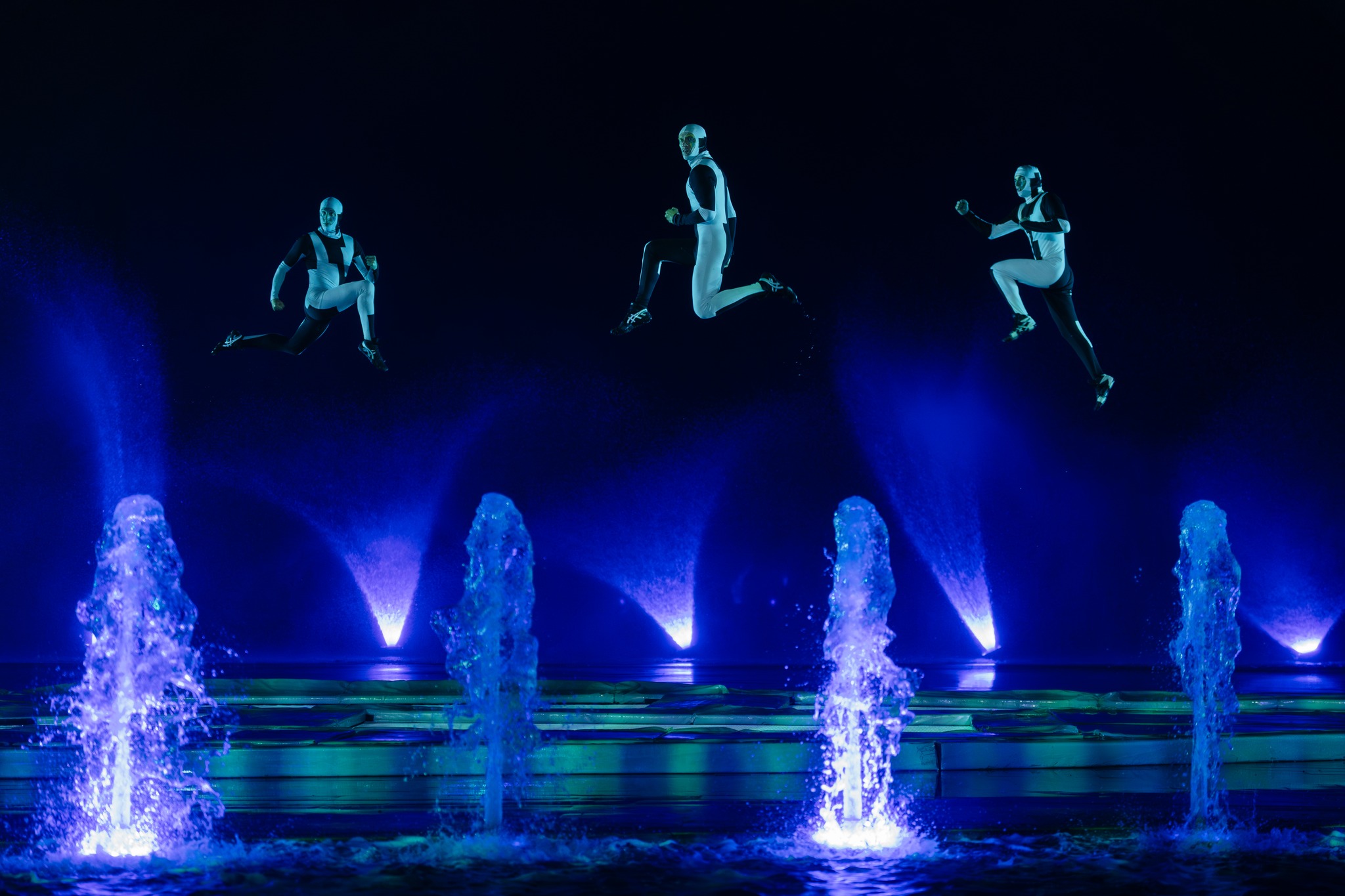 Những tiết mục trình diễn độc đáo của show Kiss of the Sea