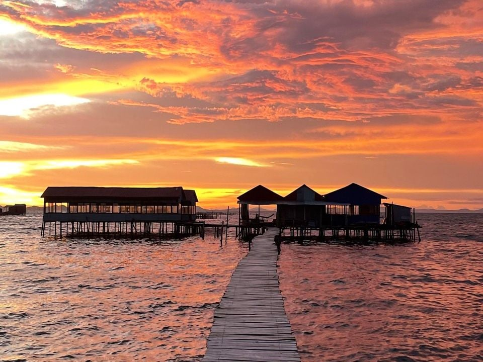 Khung cảnh hoàng hôn rực rỡ tại làng chài Rạch Vẹm