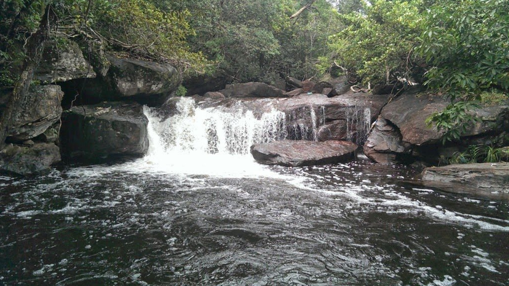 Vào mùa hè, nước suối Tiên có nguồn nước dồi dào và mát lạnh
