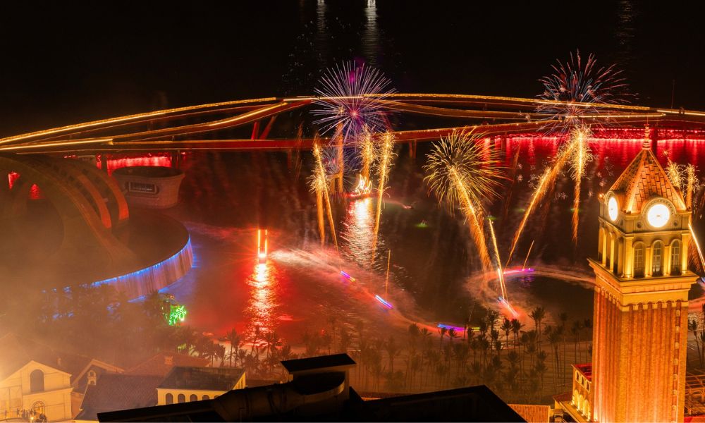 Thị trấn Hoàng Hôn rực rỡ với pháo hoa của show Symphony of the Sea