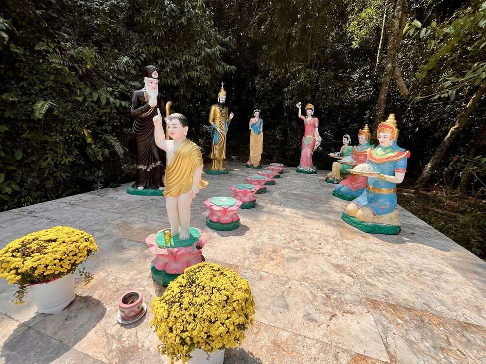 Những bức tượng linh thiêng tại chùa Sư Muôn